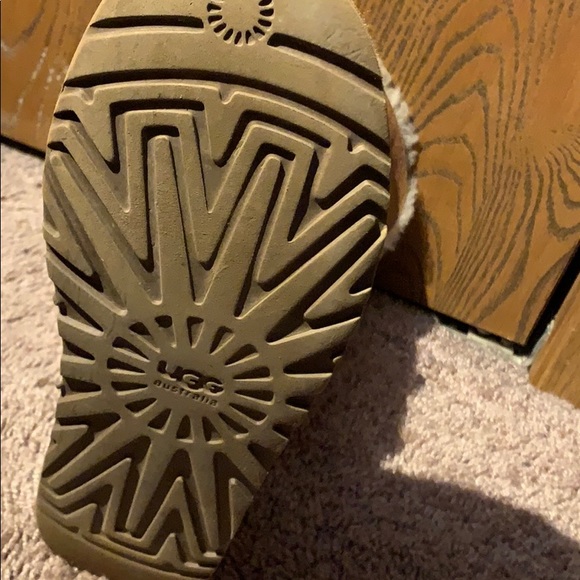 Bailey Button Chestnut Uggs - Picture 3 of 3